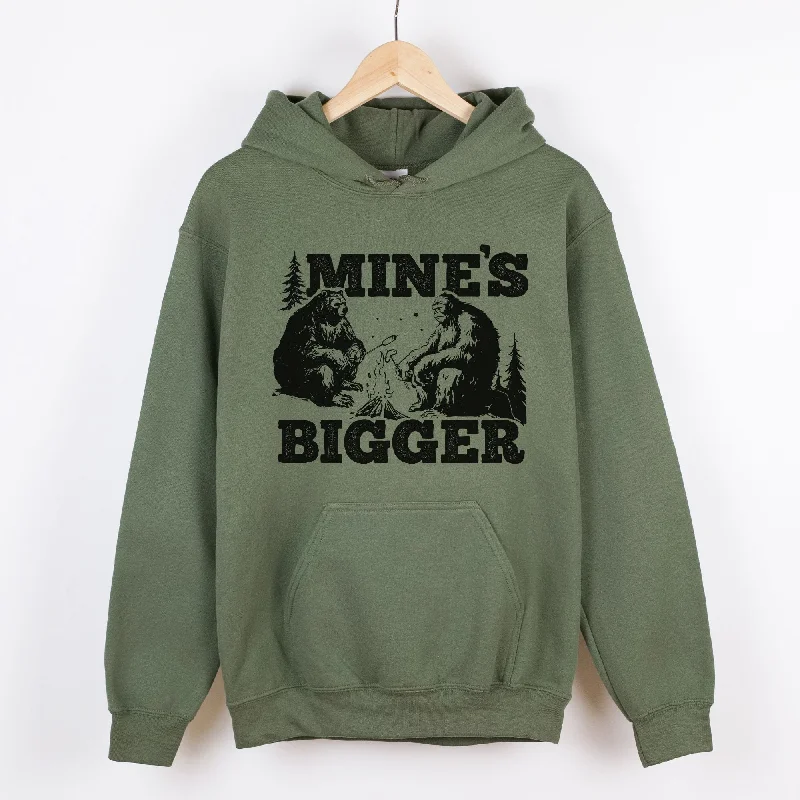 Mine's Bigger Funny Bigfoot Bear Gildan Crewneck or Hoodie Sweatshirt *UNISEX FIT* garde Mine's Bigger Funny Bigfoot Bear Gildan Crewneck or Hoodie Sweatshirt *UNISEX FIT* garde